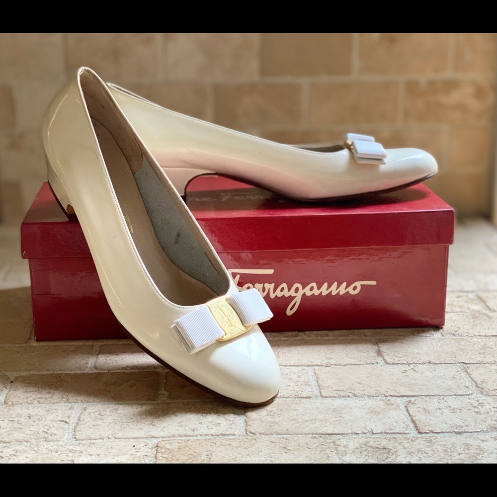 FERRAGAMO EUC Vara Bow Patent Leather Shoes